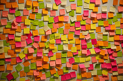 Una pared con una multitud de post-it