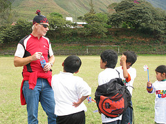 Funcionario con niños de Los Yungas